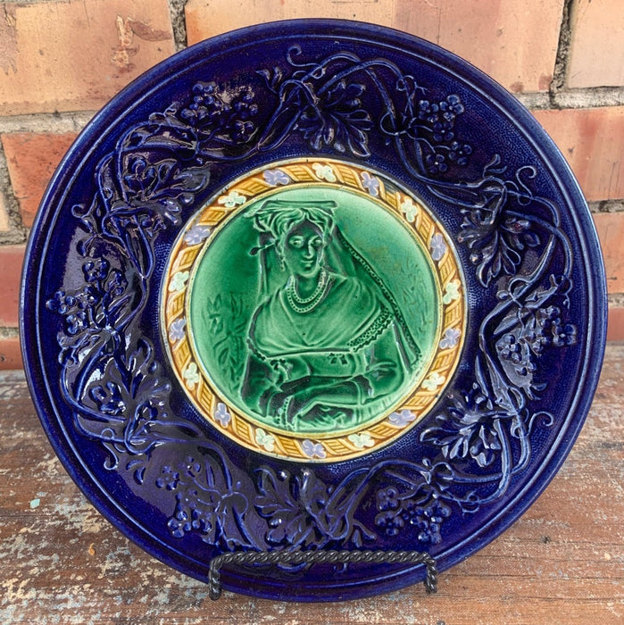 ELIZABETHAN LADY MAJOLICA PLATE WITH COBALT BORDER