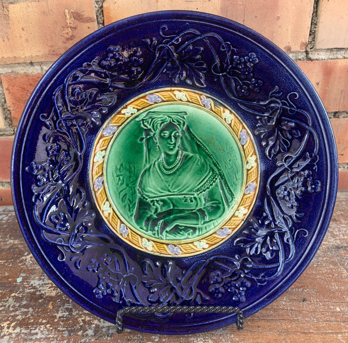 ELIZABETHAN LADY MAJOLICA PLATE WITH COBALT BORDER