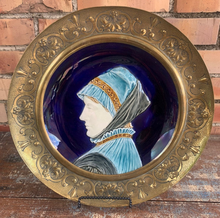 MAJOLICA LARGE PLATE WITH BRASS RIM DEPICTING LADY