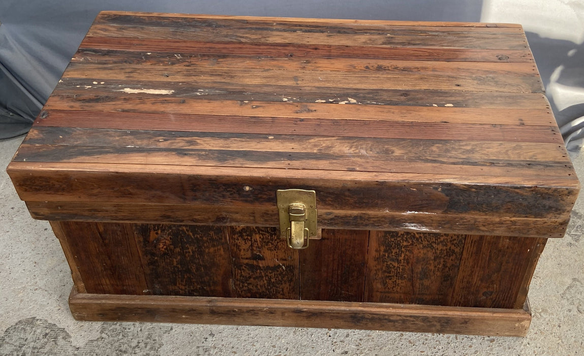 RUSTIC WOOD TRUNK WITH ROPE HANDLES