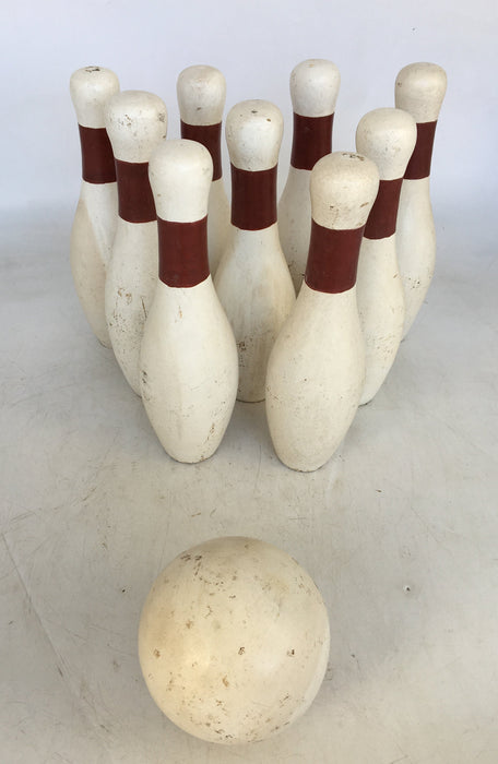 VINTAGE WOOD 9 PIN BOWLING SET IN WOOD CRATE