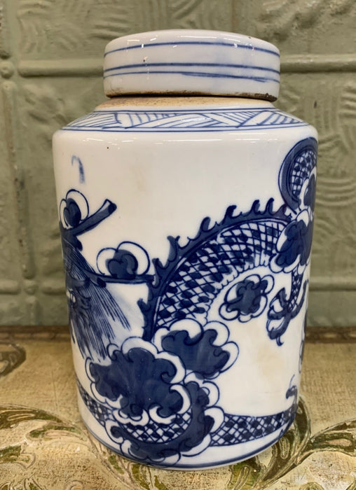 BLUE AND WHITE CHINESE GINGER JAR WITH DRAGON DESIGN