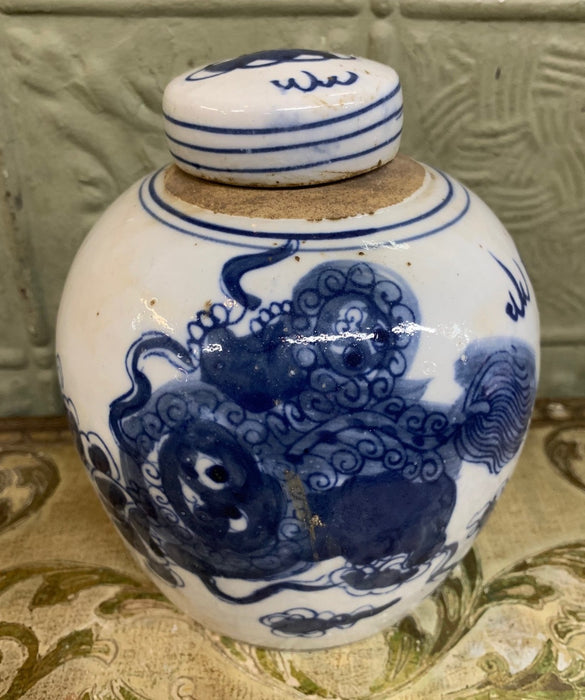 BLUE AND WHITE CHINESE GINGER JAR WITH FOO DOGS