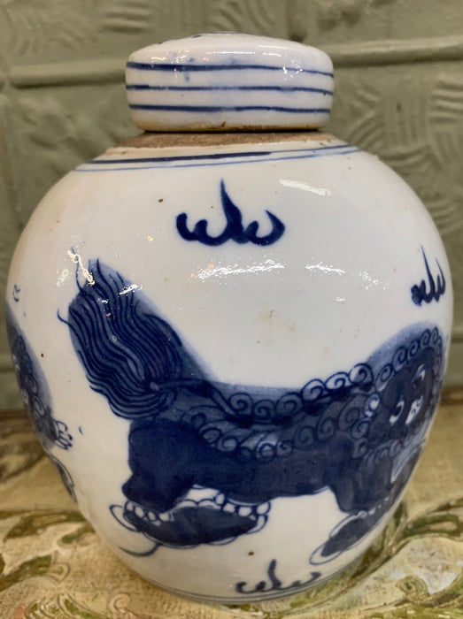 BLUE AND WHITE CHINESE GINGER JAR WITH FOO DOGS