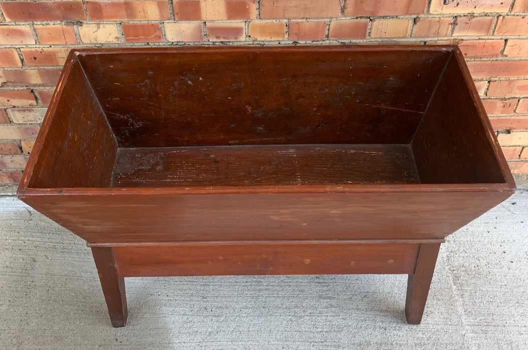 EARLY AMERICAN DOVETAILED DOUGH BOX