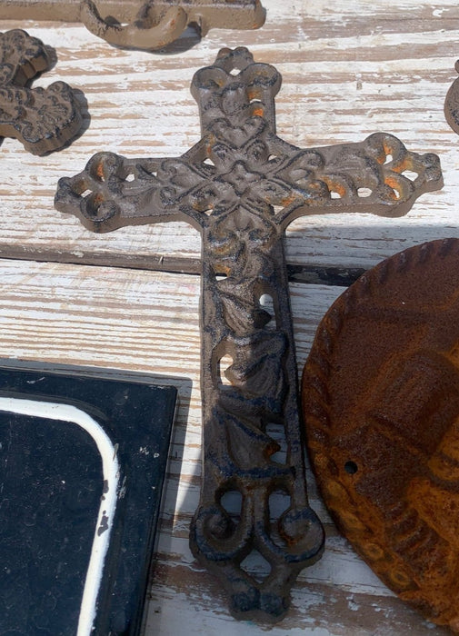 MEDIUM PIERCED CAST IRON CROSS