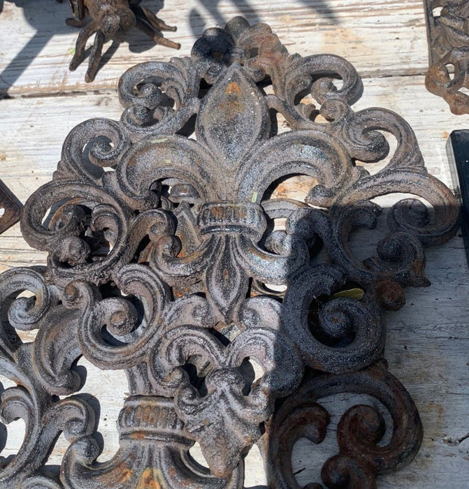 CAST IRON FLEUR DE LIS