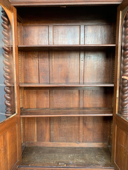 LATE 19TH C. ARCHED 2-DOOR BARLEY TWIST OAK BOOKCASE
