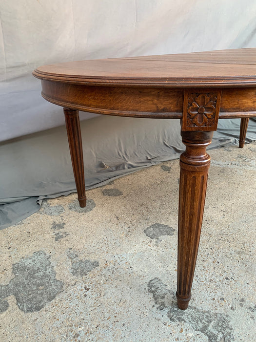 ROUND OAK LOUIS XVI DINING TABLE WITH LEAF