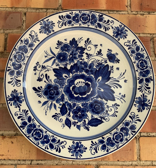 ROUND DELFT CHARGER WITH FLOWERS