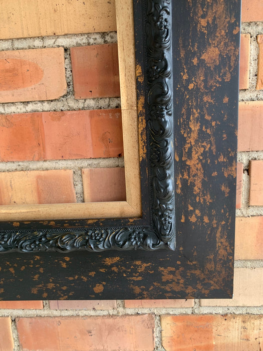 BROWN TORTOISE COLORED FRAME WITH GOLD LINER