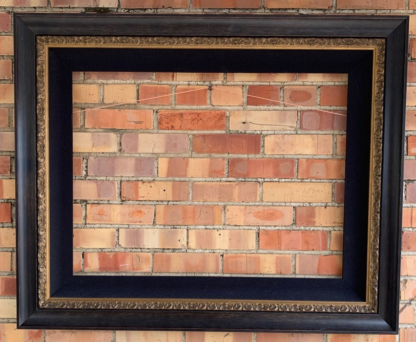 MEDIUM BLACK FRAME WITH GOLD INNER TRIM AND BLACK FABRIC FILLET