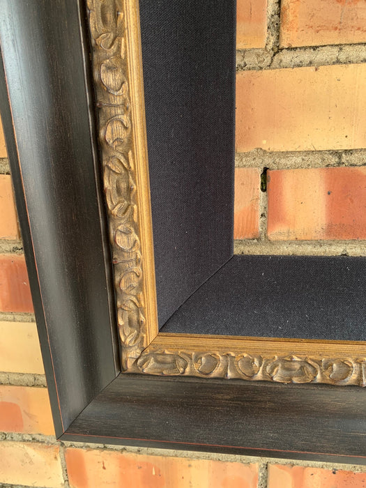 MEDIUM BLACK FRAME WITH GOLD INNER TRIM AND BLACK FABRIC FILLET