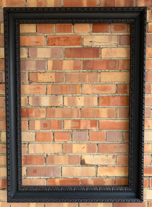 BLACK FRAME WITH DETAIL ON EDGE AND FILLET