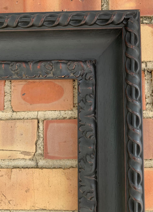 BLACK FRAME WITH DETAIL ON EDGE AND FILLET