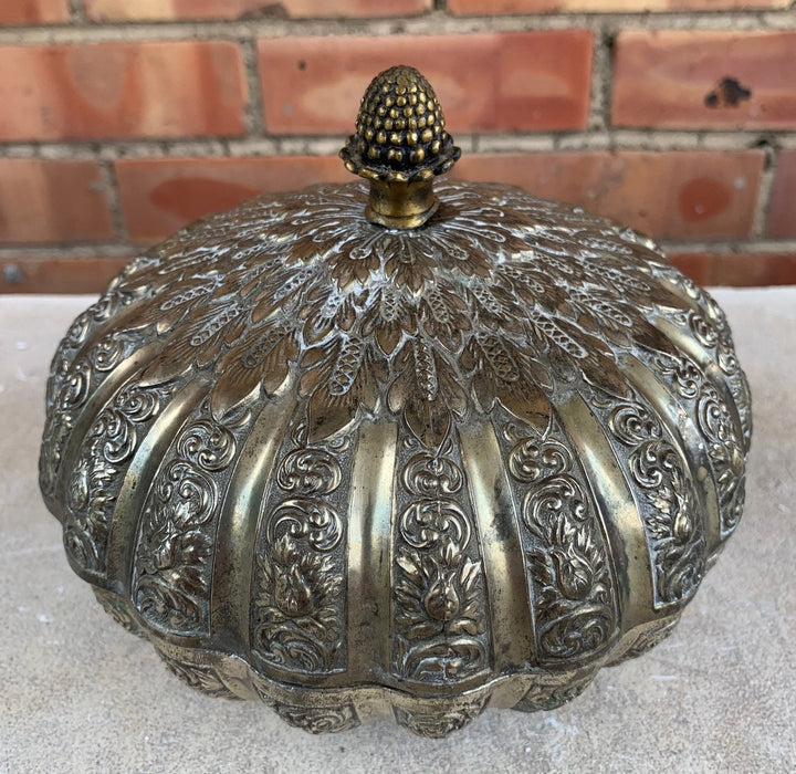 ROUND ORNATE SILVERPLATE BOX