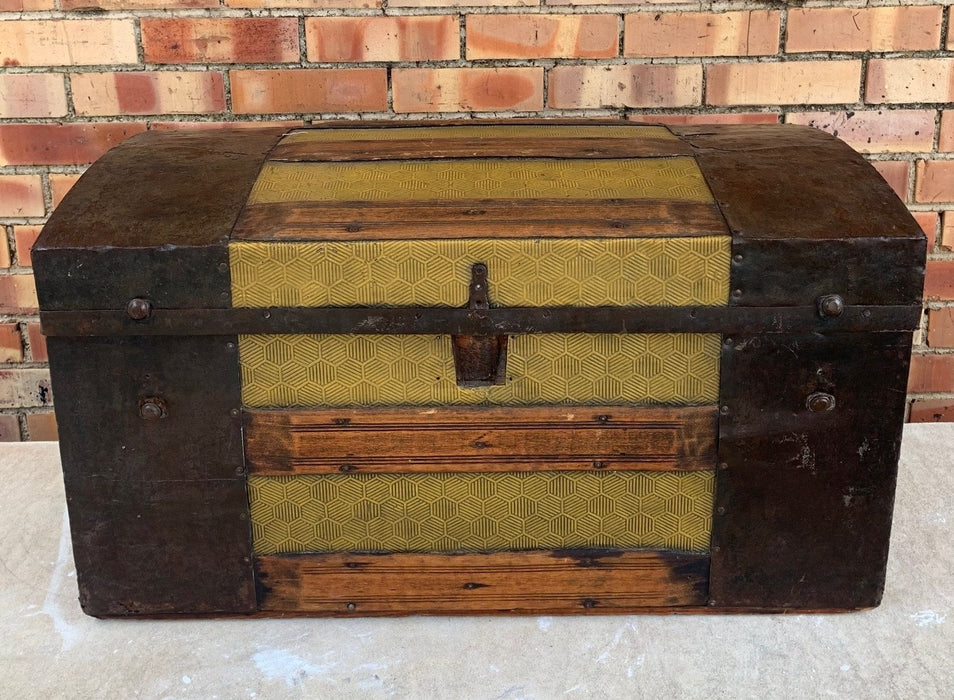 ANTIQUE SMALL TRUNK