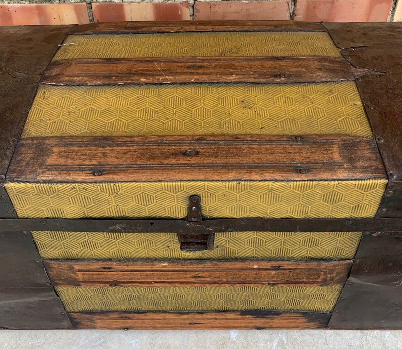 ANTIQUE SMALL TRUNK
