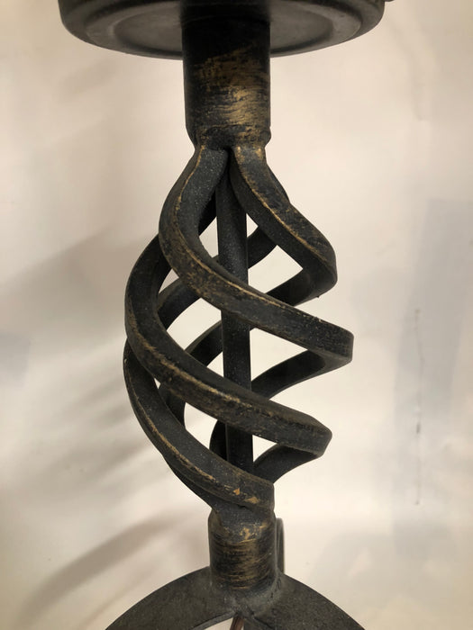 TWISTED IRON BASE LAMP