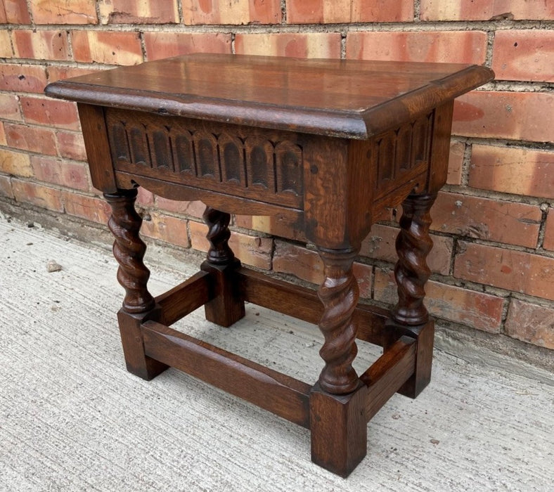 BARLEY TWIST OAK JOINT STOOL