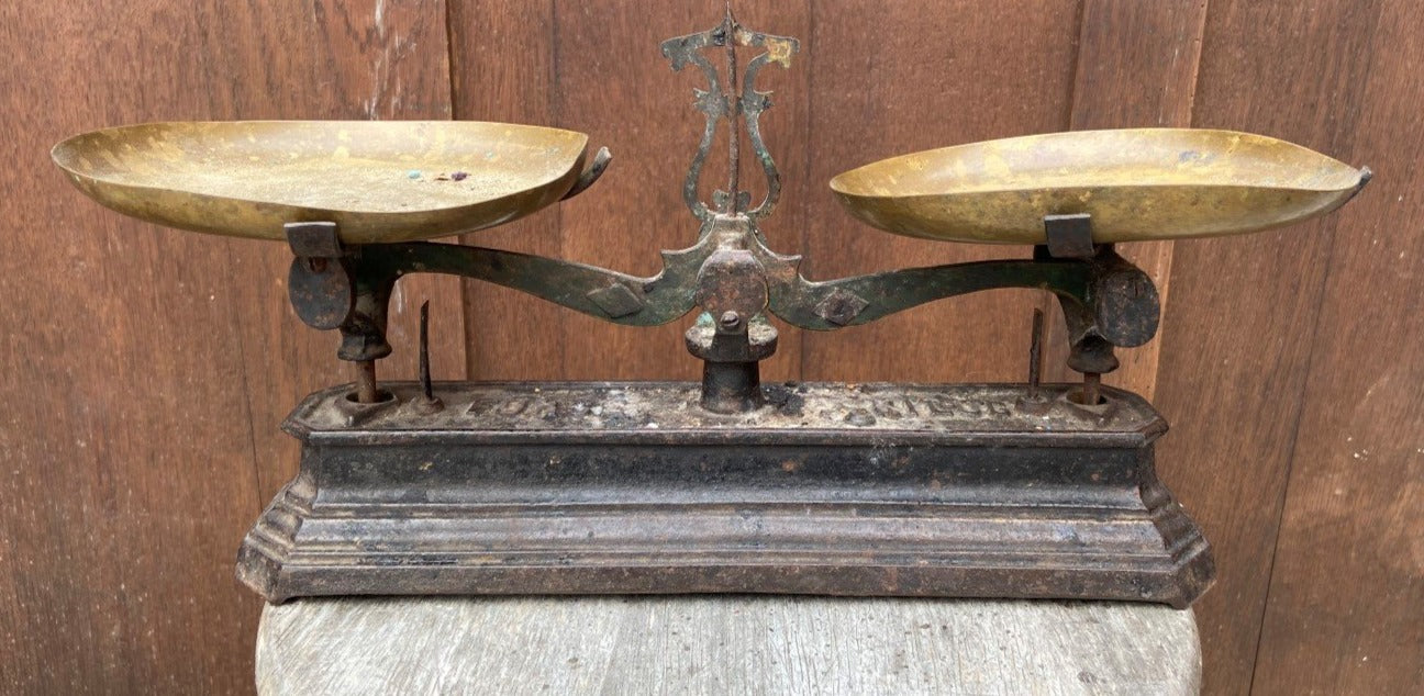 CAST IRON COUNTER SCALE WITH WEIGHTS