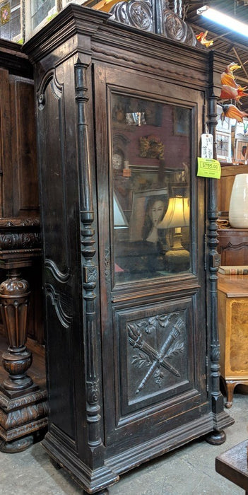 FRENCH DARK OAK SINGLE DOOR VITRINE WITH CARVED DOOR AND COLUMNS