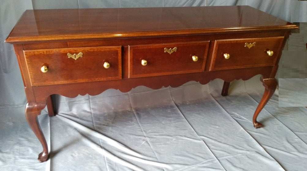 20TH CENTURY QUEEN ANNE STYLE MAHOGANY SIDEBOARD
