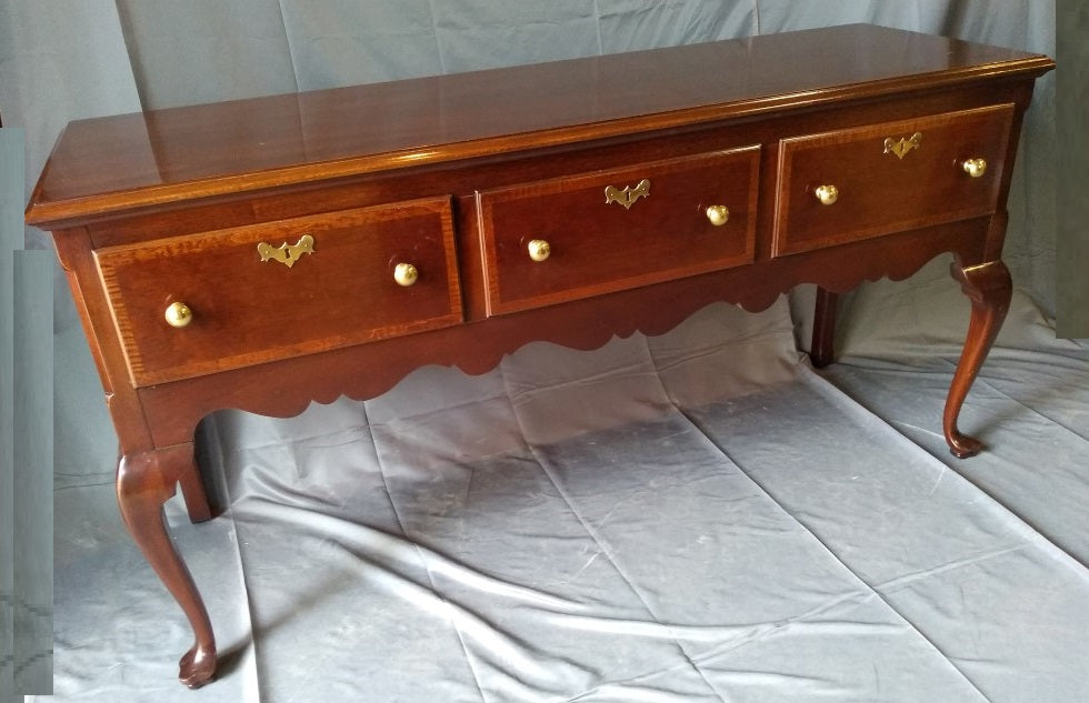 20TH CENTURY QUEEN ANNE STYLE MAHOGANY SIDEBOARD