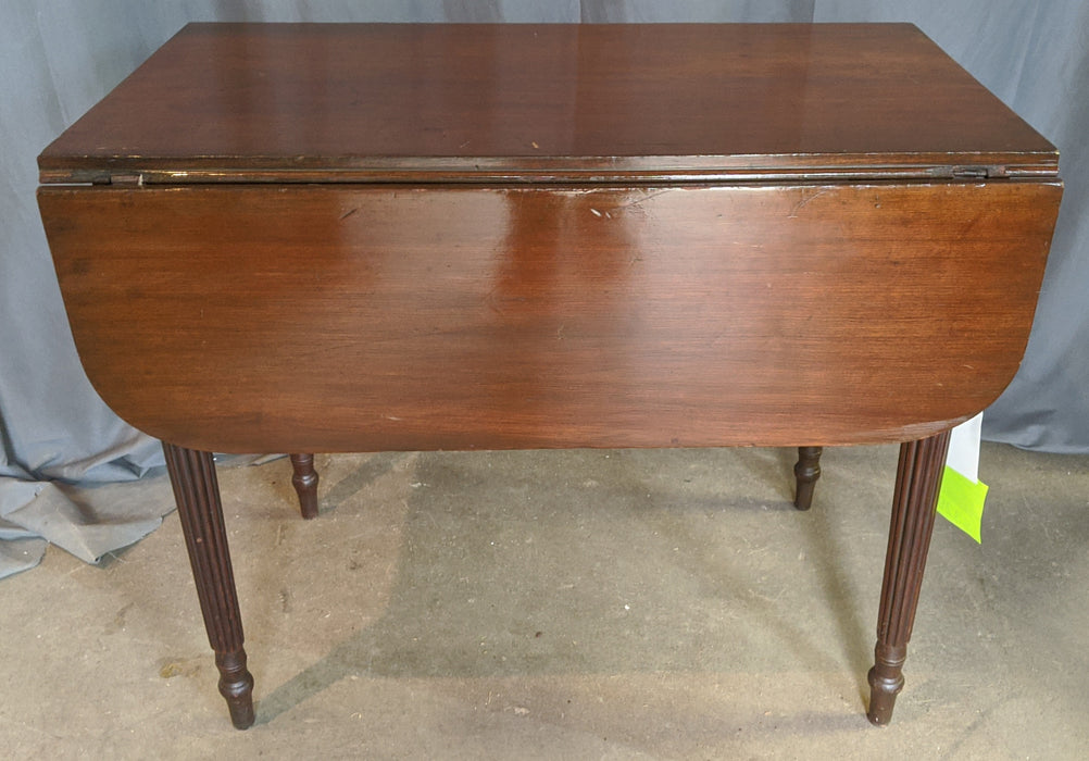 DROPLEAF MAHOGANY PEMBROKE TABLE WITH REEDED LEGS