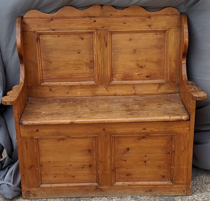 EARLY PINE BENCH WITH STORAGE