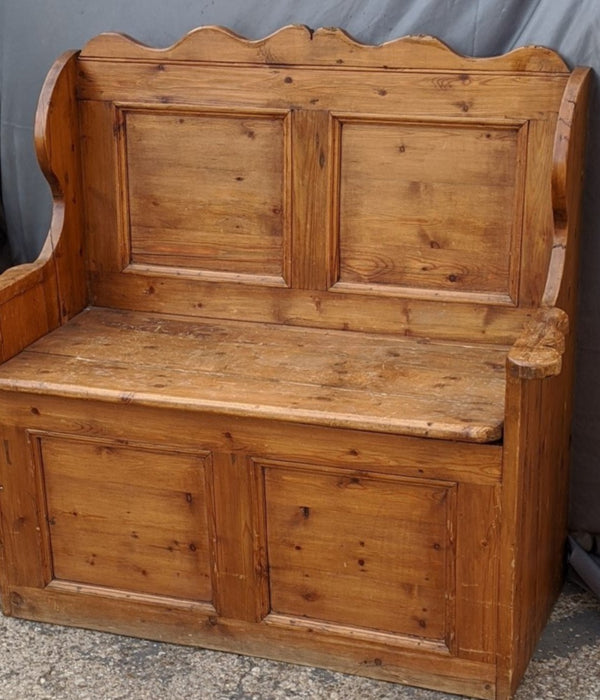 EARLY PINE BENCH WITH STORAGE