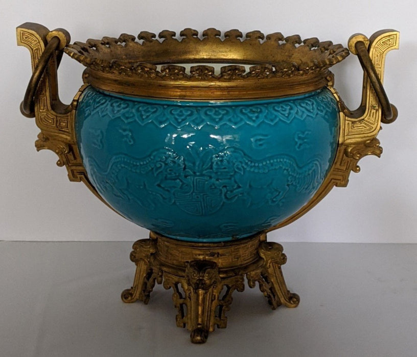 19TH CENTURY CHINESE PORCELAIN CENTER PIECE BOWL ON FRENCH ORMOLU BASE