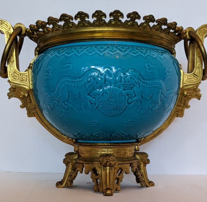 19TH CENTURY CHINESE PORCELAIN CENTER PIECE BOWL ON FRENCH ORMOLU BASE