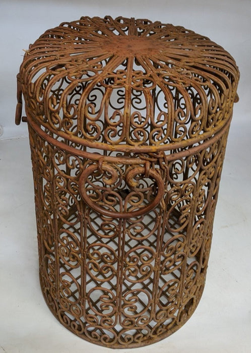 LARGE OVAL WIRE BASKET WITH LID