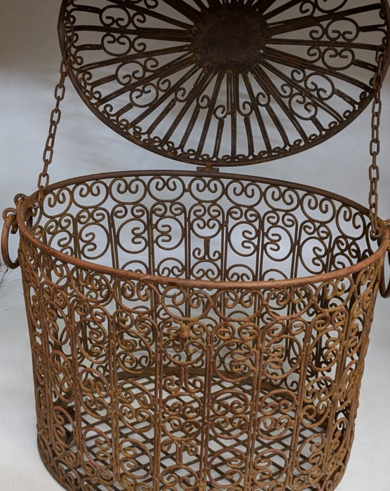 LARGE OVAL WIRE BASKET WITH LID