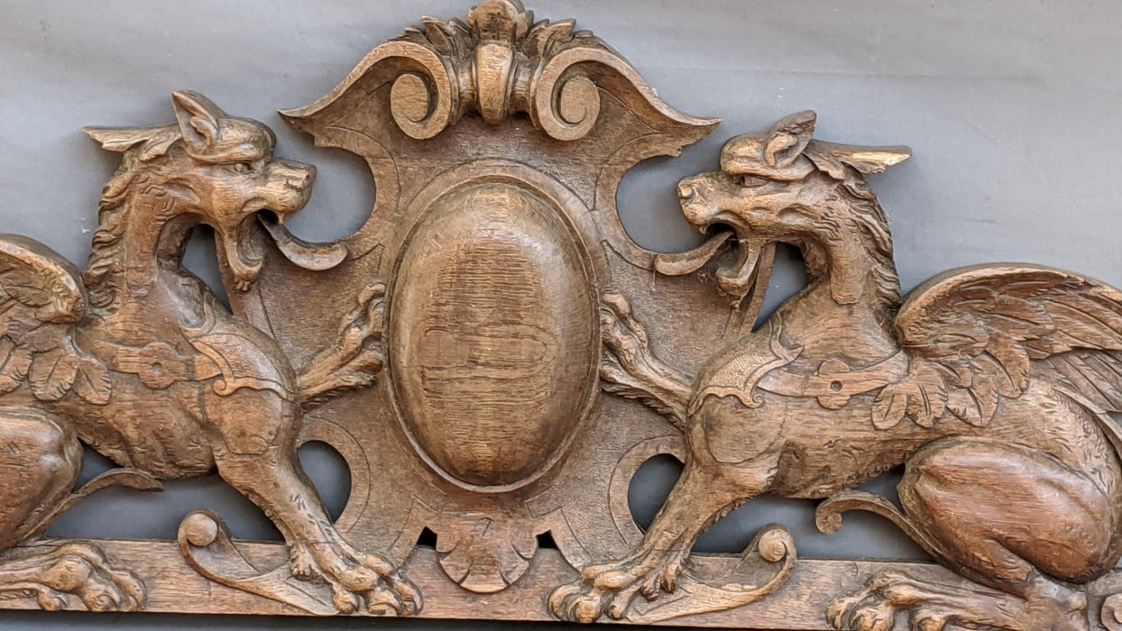 GRIFFIN AND CARTOUCHE CARVED CROWN