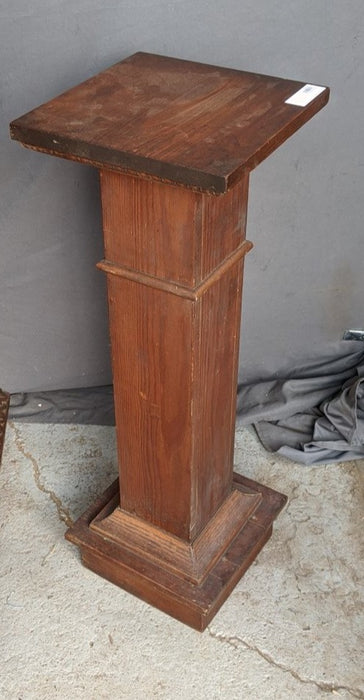 WOOD SQUARE COLUMN STAND