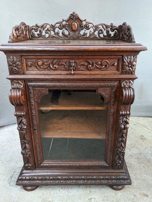SMALL 1 DOOR VITRINE WITH CARVED GALLERY