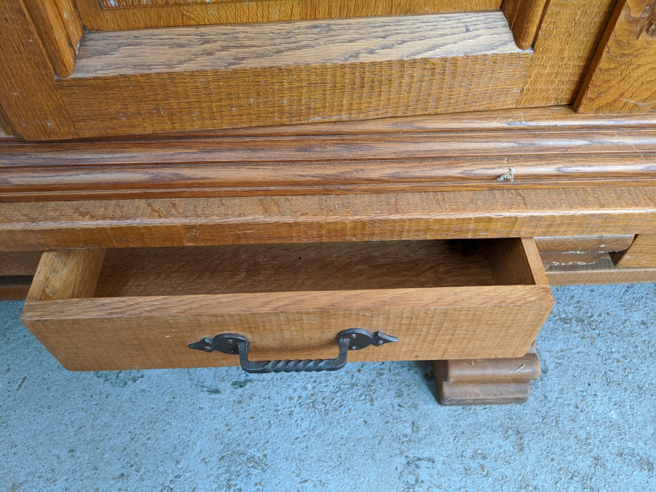 RUSTIC OAK LARGE 4 DOOR CABINET WITH COLUMNS