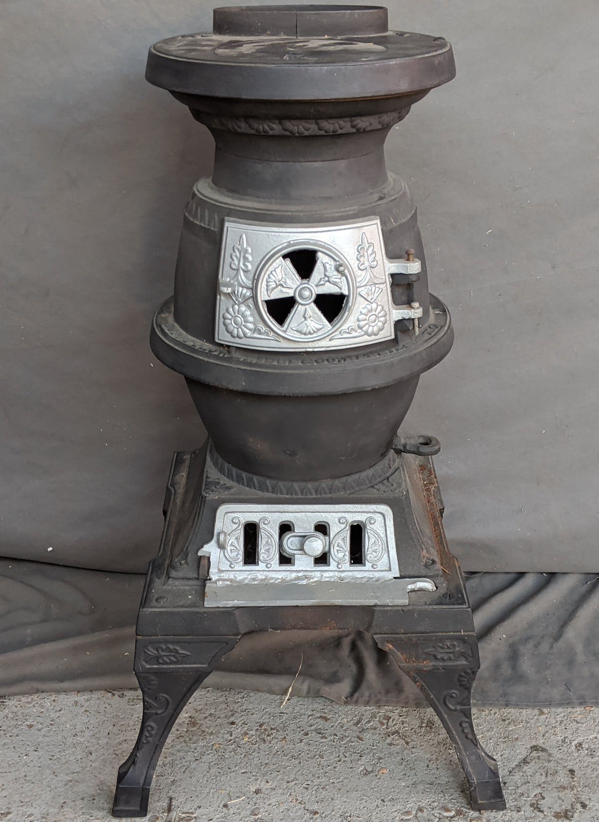 SMALL POT BELLY STOVE — Lots of Furniture