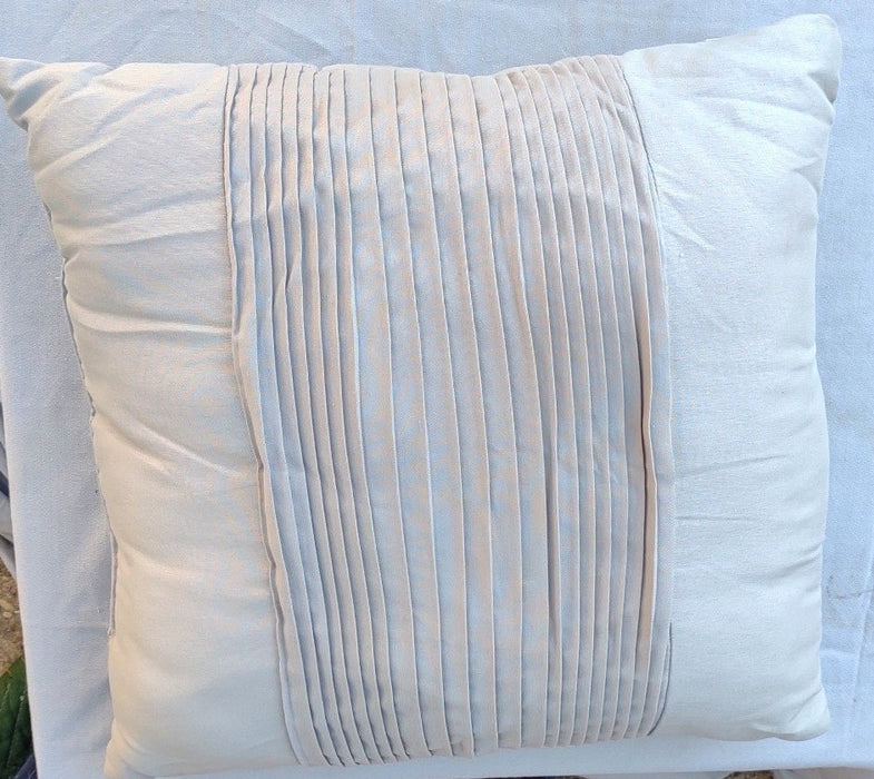 SMALL RIBBED PILLOW