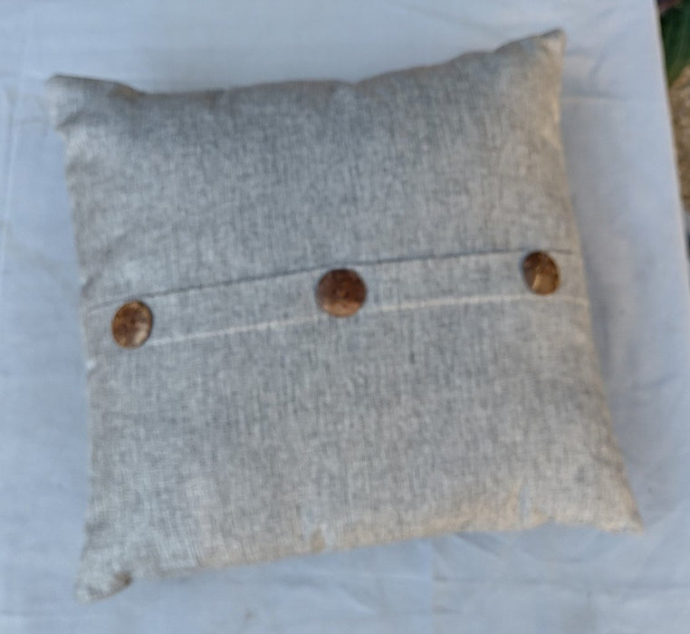 SMALL SQUARE PILLOW WITH BUTTONS