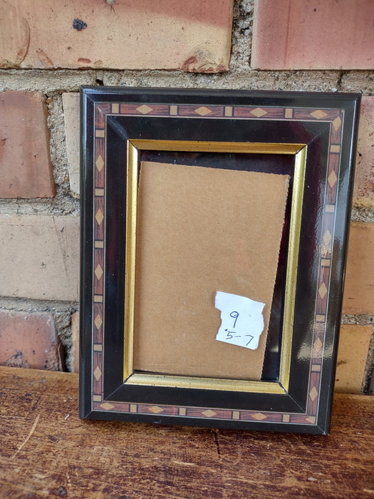 SMALL BLACK AND BROWN DIAMOND FRAME