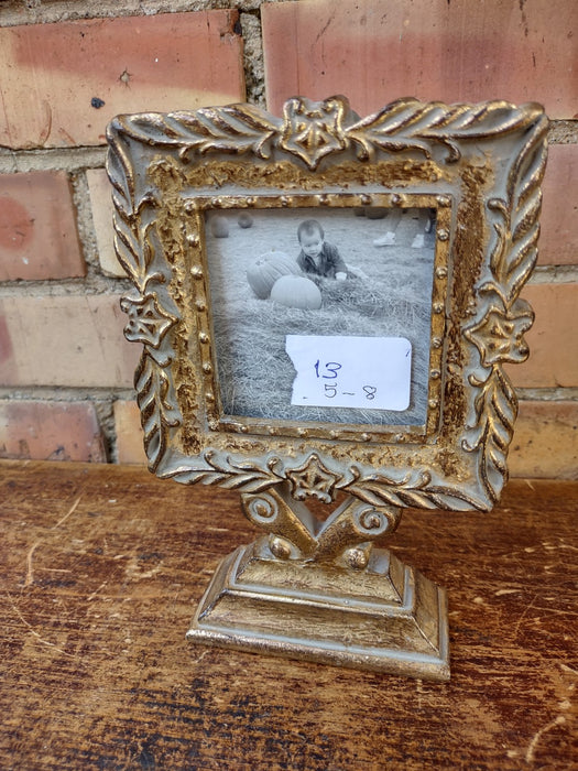STANDING GOLD FRAME
