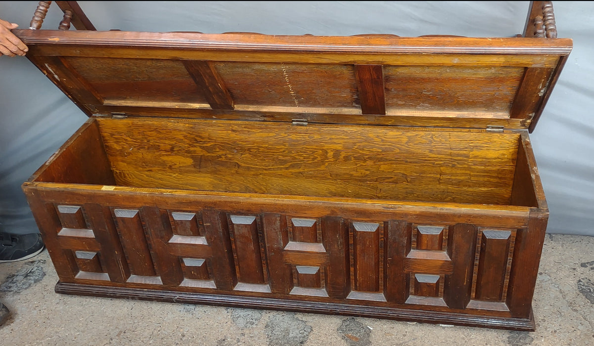 UPHOLSTERED LIFT TOP ARGENTINE PINE BENCH