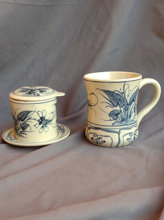 PAIR OF BLUE AND WHITE CERAMIC MUG AND COFFEE MAKER ATTACHMENT