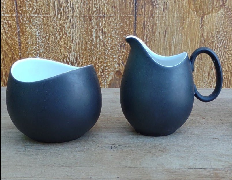 BLACK AND WHITE CREAMER AND OPEN SUGAR SET