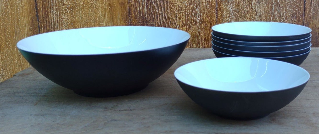 SET OF BLACK AND WHITE SERVING BOWL AND 6 SMALL BOWLS