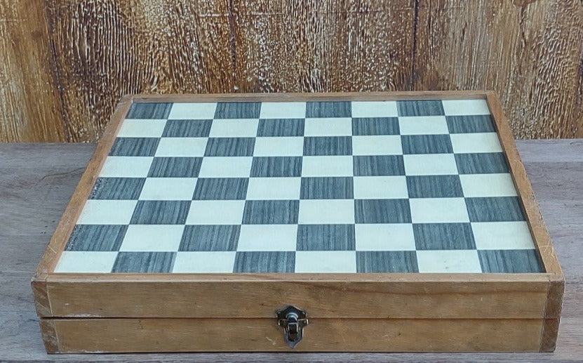 CHESS BOARD WITH WOOD PLAYING PIECES