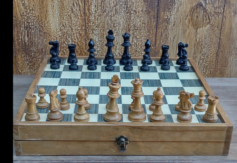 CHESS BOARD WITH WOOD PLAYING PIECES